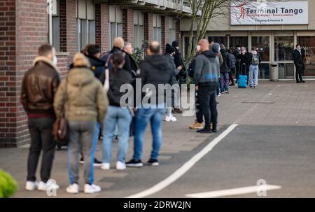 Hamburg, Deutschland. Dezember 2020. Am Helmut-Schmidt-Flughafen im Terminal Tango vor dem Eingang zu einer Corona-Teststation hat sich eine lange Schlange gebildet. Quelle: Axel Heimken/dpa/Alamy Live News Stockfoto