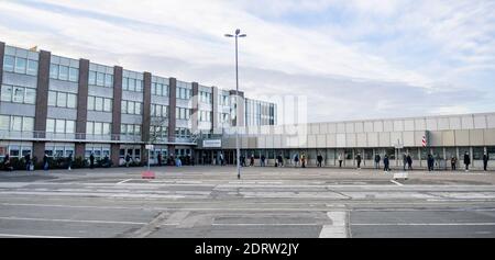 Hamburg, Deutschland. Dezember 2020. Am Helmut-Schmidt-Flughafen im Terminal Tango vor dem Eingang zu einer Corona-Teststation hat sich eine lange Schlange gebildet. Quelle: Axel Heimken/dpa/Alamy Live News Stockfoto