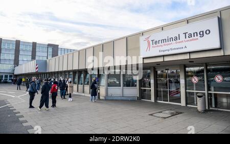 Hamburg, Deutschland. Dezember 2020. Am Helmut-Schmidt-Flughafen im Terminal Tango vor dem Eingang zu einer Corona-Teststation hat sich eine lange Schlange gebildet. Quelle: Axel Heimken/dpa/Alamy Live News Stockfoto