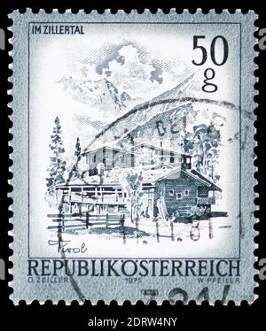 MOSKAU, RUSSLAND - 10. FEBRUAR 2019: Eine in Österreich gedruckte Briefmarke zeigt Mayerhofen im Zillertal, Tirol, schöne Österreich-Serie, um 1975 Stockfoto