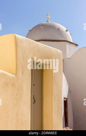 Abstrakte Architektur im alten Teil des Dorfes Oia, auf der Insel Santorini, Kykladen, Griechenland, Europa Stockfoto