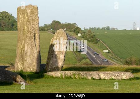 Blick auf die A303 Hauptstraße, die Stonehenge passiert. Fotografiert vom Steinkreis in Stonehenge. Seit vielen Jahren wird über einen Tunnel diskutiert. Wiltshire UK. Stockfoto