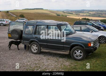 Ein älterer Land Rover Discovery der Serie 1, der in Dorset den treuen Familientransport ermöglicht, um Green zu gewinnen. Stockfoto