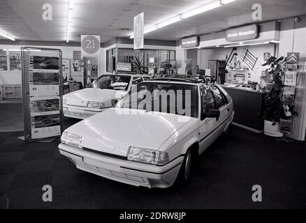 Ein Archivbild aus einem Showroom von Salisbury Citroen mit dem neuesten Modell Citroen BX. GROSSBRITANNIEN 1990 Stockfoto