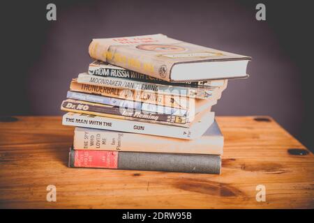 Ein Stapel von Vintage James Bond 007 Bücher auf Holz Tabelle Stockfoto