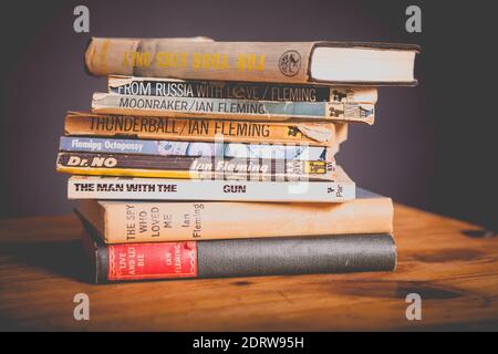 Ein Stapel von Vintage James Bond 007 Bücher auf Holz Tabelle Stockfoto