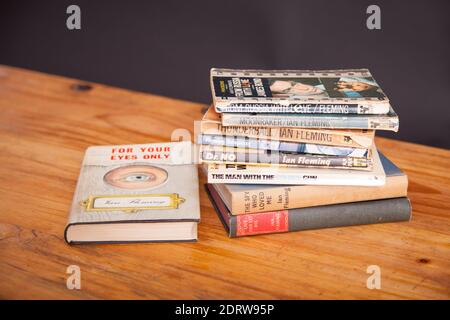 Ein Stapel von Vintage James Bond 007 Bücher auf Holz Tabelle Stockfoto