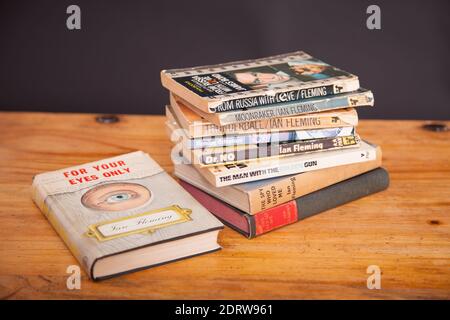 Ein Stapel von Vintage James Bond 007 Bücher auf Holz Tabelle Stockfoto