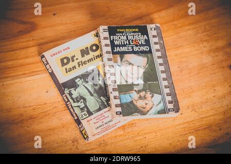 Vintage James Bond 007 Bücher auf Holztisch, aus Russland mit Liebe und Dr. No von Ian Fleming Pan Books Stockfoto
