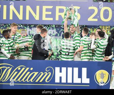 Hampden Park, Glasgow, Schottland, Großbritannien. Dezember 20. Celtic vs Hearts . Celtic Shane Duffy mit Trophäe Kredit: eric mccowat/Alamy Live News Stockfoto