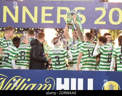 Hampden Park, Glasgow, Schottland, Großbritannien. Dezember 20. Celtic vs Hearts . Celtic Shane Duffy mit Trophäe Kredit: eric mccowat/Alamy Live News Stockfoto