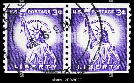 MOSKAU, RUSSLAND - 10. FEBRUAR 2019: Zwei Briefmarken gedruckt in den Vereinigten Staaten zeigt Freiheitsstatue (1875), Liberty Island, New York City, Liberty Stockfoto