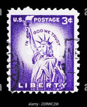 MOSKAU, RUSSLAND - 10. FEBRUAR 2019: Eine in den USA gedruckte Briefmarke zeigt Freiheitsstatue (1875), Liberty Island, New York City, Liberty Issue seri Stockfoto
