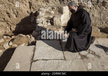 Jerusalem, Israel. Dezember 2020. Fr. Francesco Patton, Kustos des Heiligen Landes, zeigt am Montag, den 2020. Dezember, die Überreste einer bisher unbekannten byzantinischen Kirche (6. Jahrhundert) in der Kirche Garden of Gethsemane in Jerusalem. Pool Foto von Atef Safadi/UPI Kredit: UPI/Alamy Live News Stockfoto