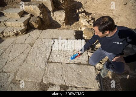 Jerusalem, Israel. Dezember 2020. Der israelische Archäologe David Yeger von der Israel Antiquities Authority zeigt am Montag, den 2020. Dezember, die Überreste einer bisher unbekannten byzantinischen Kirche (6. Jahrhundert) in der Kirche Garden of Gethsemane in Jerusalem. Pool Foto von Atef Safadi/UPI Kredit: UPI/Alamy Live News Stockfoto