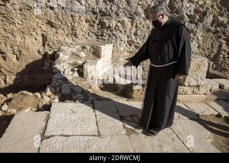 Jerusalem, Israel. Dezember 2020. Fr. Francesco Patton, Kustos des Heiligen Landes, zeigt am Montag, den 2020. Dezember, die Überreste einer bisher unbekannten byzantinischen Kirche (6. Jahrhundert) in der Kirche Garden of Gethsemane in Jerusalem. Pool Foto von Atef Safadi/UPI Kredit: UPI/Alamy Live News Stockfoto