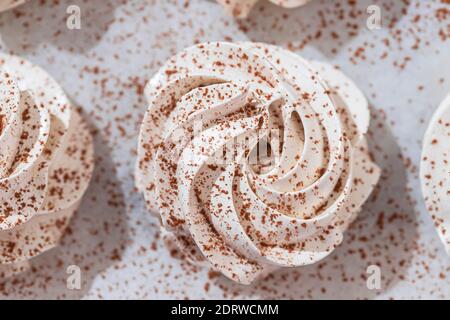 Hausgemachte zarte Apfelmarmelibe. Hausgemachte Süßigkeiten. Natürliche Marshmallows. Selektiver Fokus Stockfoto