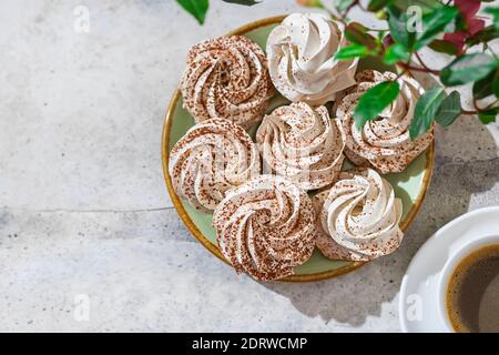 Hausgemachter zarter Kaffee Marshmallow. Hausgemachte Süßigkeiten. Natürliche Marshmallows. Selektiver Fokus Stockfoto