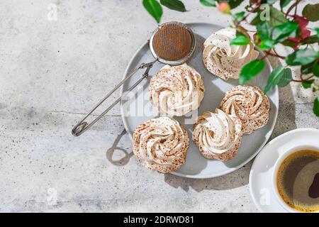 Hausgemachter zarter Kaffee Marshmallow. Hausgemachte Süßigkeiten. Natürliche Marshmallows. Selektiver Fokus Stockfoto