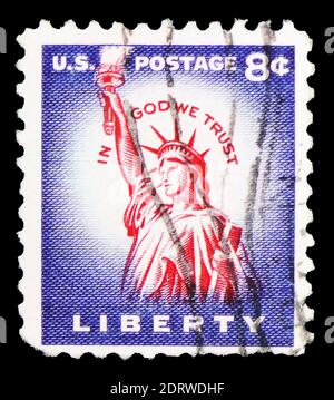 MOSKAU, RUSSLAND - 10. FEBRUAR 2019: Eine in den USA gedruckte Briefmarke zeigt Freiheitsstatue (1875), Liberty Island, New York City, Serie, um 1954 Stockfoto