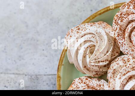 Hausgemachte zarte Apfelmarmelibe. Hausgemachte Süßigkeiten. Natürliche Marshmallows. Selektiver Fokus Stockfoto