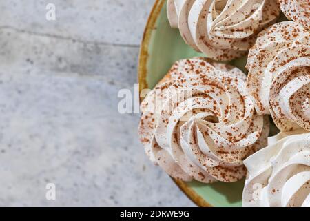 Hausgemachte zarte Apfelmarmelibe. Hausgemachte Süßigkeiten. Natürliche Marshmallows. Selektiver Fokus Stockfoto