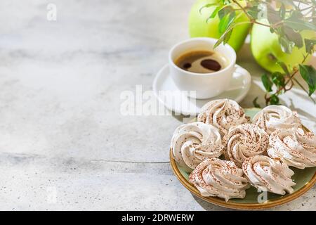 Hausgemachter zarter Kaffee Marshmallow. Hausgemachte Süßigkeiten. Natürliche Marshmallows. Selektiver Fokus Stockfoto