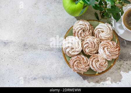 Hausgemachte zarte Apfelmarmelibe. Hausgemachte Süßigkeiten. Natürliche Marshmallows. Selektiver Fokus Stockfoto