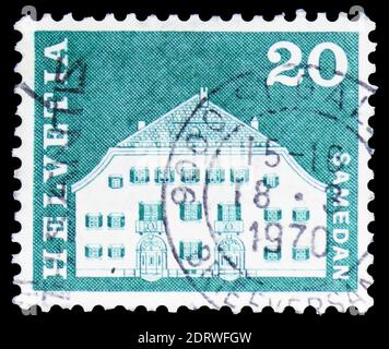 MOSKAU, RUSSLAND - 10. FEBRUAR 2019: Eine in der Schweiz gedruckte Briefmarke zeigt Planta House, Samedan, posthistorische Motive und Monumentserie, um 1968 Stockfoto