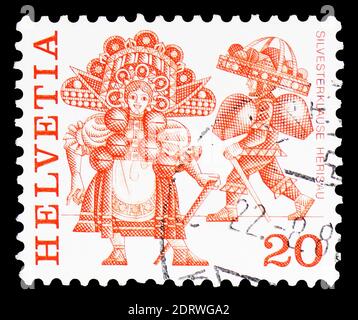 MOSKAU, RUSSLAND - 10. FEBRUAR 2019: Eine in der Schweiz gedruckte Briefmarke zeigt Silvesterkläse, Herisau, Folk Customs Serie, um 1977 Stockfoto