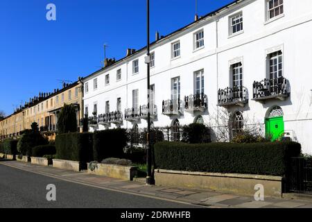 Ansicht der Häuser in Rutland Terrasse, EINE Reihe von Regency-Stil Häuser gebaut in 1831, Stamford Stadt; Lincolnshire; England; Großbritannien Stockfoto