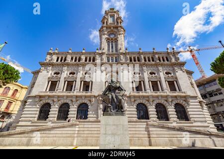 Vorderansicht des Camara Municipal (Rathaus). Das Rathaus von Porto mit einem monumentalen Turm ist eines der Wahrzeichen von Porto. Stockfoto