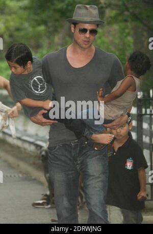 New York, NY 8-26-07 Brad Pitt verlässt den Spielplatz mit seinen Kindern. Foto von John Barrett/PHOTOlink / MediaPunch Stockfoto