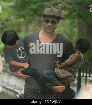 New York, NY 8-26-07 Brad Pitt verlässt den Spielplatz mit seinen Kindern. Foto von John Barrett/PHOTOlink / MediaPunch Stockfoto