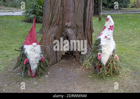 Kleine Garten Zwerge aus Kiefernzweigen als Weihnachtsdekoration in einem Stadtpark in Opatija, Kroatien Stockfoto