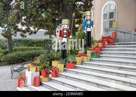 Holzfiguren des Nussknackers und Geschenkschachteln als Weihnachtsschmuck auf der Steintreppe in Opatija, Kroatien Stockfoto