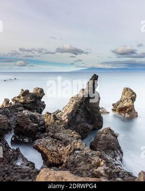 Langzeitaufnahmen der vulkanischen Felsküste an der Westküste, Playa San Juan, Teneriffa, Kanarische Inseln, Spanien Stockfoto