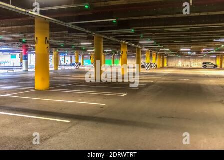 Ende November Anfang Dezember 2020 Parkplatz für Autos In einem der wichtigsten Hypermärkte der Stadt Krasnodar während der Pandemie Stockfoto