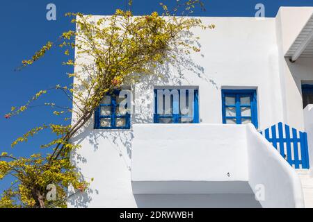 Folegandros Island, Griechenland - 23. September 2020: Blick auf die weißen Villen im beliebten Ferienort Folegandros Island. Archipel Der Kykladen, Griechenland. Stockfoto