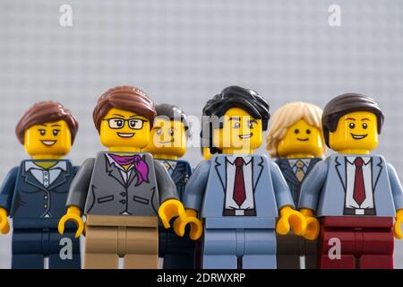 Tambow, Russische Föderation - 19. Dezember 2020 Lego-Unternehmer minifiguren stehen und blicken in ihre erfolgreiche Zukunft. Stockfoto