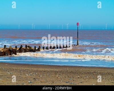 Offshore-Windenergieanlagen am Horizont der Nordsee Gesehen von Withernsea im Osten Reiten von Yorkshire England VEREINIGTES KÖNIGREICH Stockfoto