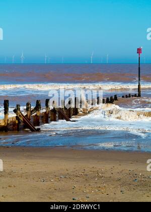 Offshore-Windenergieanlagen am Horizont der Nordsee Gesehen von Withernsea im Osten Reiten von Yorkshire England VEREINIGTES KÖNIGREICH Stockfoto