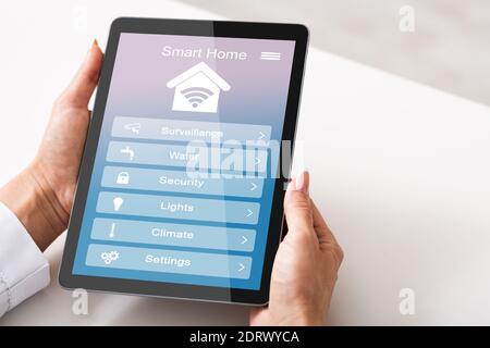 Remote Smart Home Control System Wurde Auf Dem Digitalen Tablet In Geöffnet Weibliche Hände Stockfoto