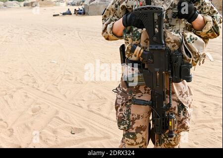 MALI, Gao, Minusma UN Friedensmission, Camp Castor, bundeswehr, deutsche Soldatinnen in Wüstentarnuniform mit HK Heckler und Koch Maschinengewehr G36 / MALI, Gao, Minusma UN Mission, Camp Castor der Bundeswehr, Soldatin mit Sturmgewehr Heckler und Koch HK G 36 auf Patroille in Gao Stadt Stockfoto