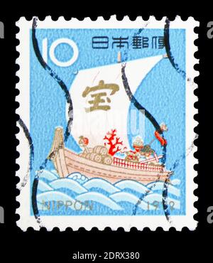 MOSKAU, RUSSLAND - 10. FEBRUAR 2019: Eine in Japan gedruckte Briefmarke zeigt Schatzschiff, Neujahrsgrüße 1972 Serie, um 1972 Stockfoto