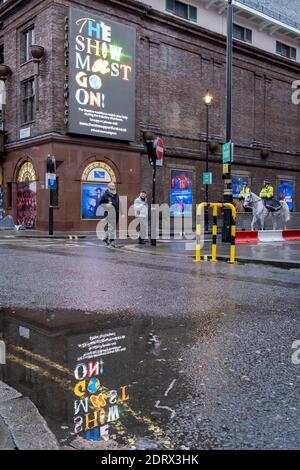 Vier Tage vor Weihnachten bleiben Einzelhändler und nicht unbedingt notwendige Theater wie das Prince Edward Theater in der Old Compton Street geschlossen, nachdem die Regierung in letzter Minute die Lockerung der Coronavirus-Pandemieregeln eingestellt hat. Stattdessen wurden London und der Südosten einer Tier-4-Beschränkung unterstellt, die die Schließung nicht wichtiger Geschäfte und kleiner Unternehmen am 21. Dezember 2020 in London, England, erzwang. Stockfoto