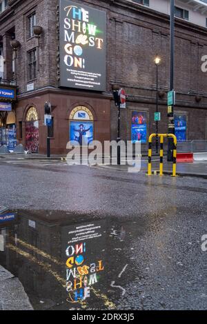 Vier Tage vor Weihnachten bleiben Einzelhändler und nicht unbedingt notwendige Theater wie das Prince Edward Theater in der Old Compton Street geschlossen, nachdem die Regierung in letzter Minute die Lockerung der Coronavirus-Pandemieregeln eingestellt hat. Stattdessen wurden London und der Südosten einer Tier-4-Beschränkung unterstellt, die die Schließung nicht wichtiger Geschäfte und kleiner Unternehmen am 21. Dezember 2020 in London, England, erzwang. Stockfoto