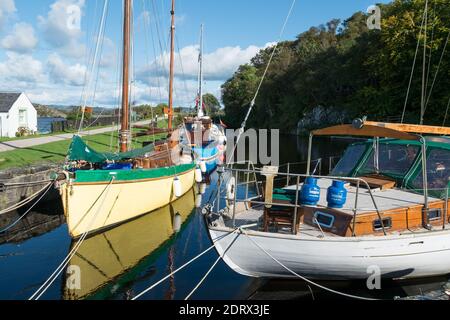 Classic Yachts auf dem Crinan Kanal festgemacht Stockfoto