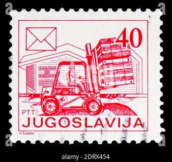 MOSKAU, RUSSLAND - 10. FEBRUAR 2019: Eine in Jugoslawien gedruckte Marke zeigt Driver in Lifting Car, Postal Service Serie, um 1986 Stockfoto