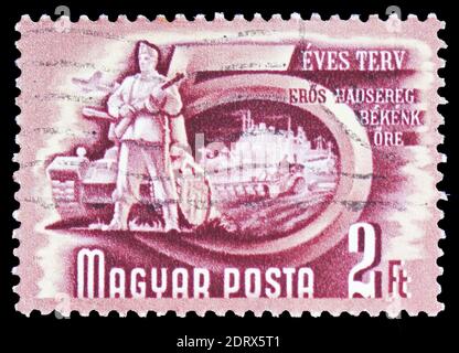 MOSKAU, RUSSLAND - 10. FEBRUAR 2019: Eine in Ungarn gedruckte Briefmarke zeigt Armee, Fünfjahresplan Serie, um 1950 Stockfoto
